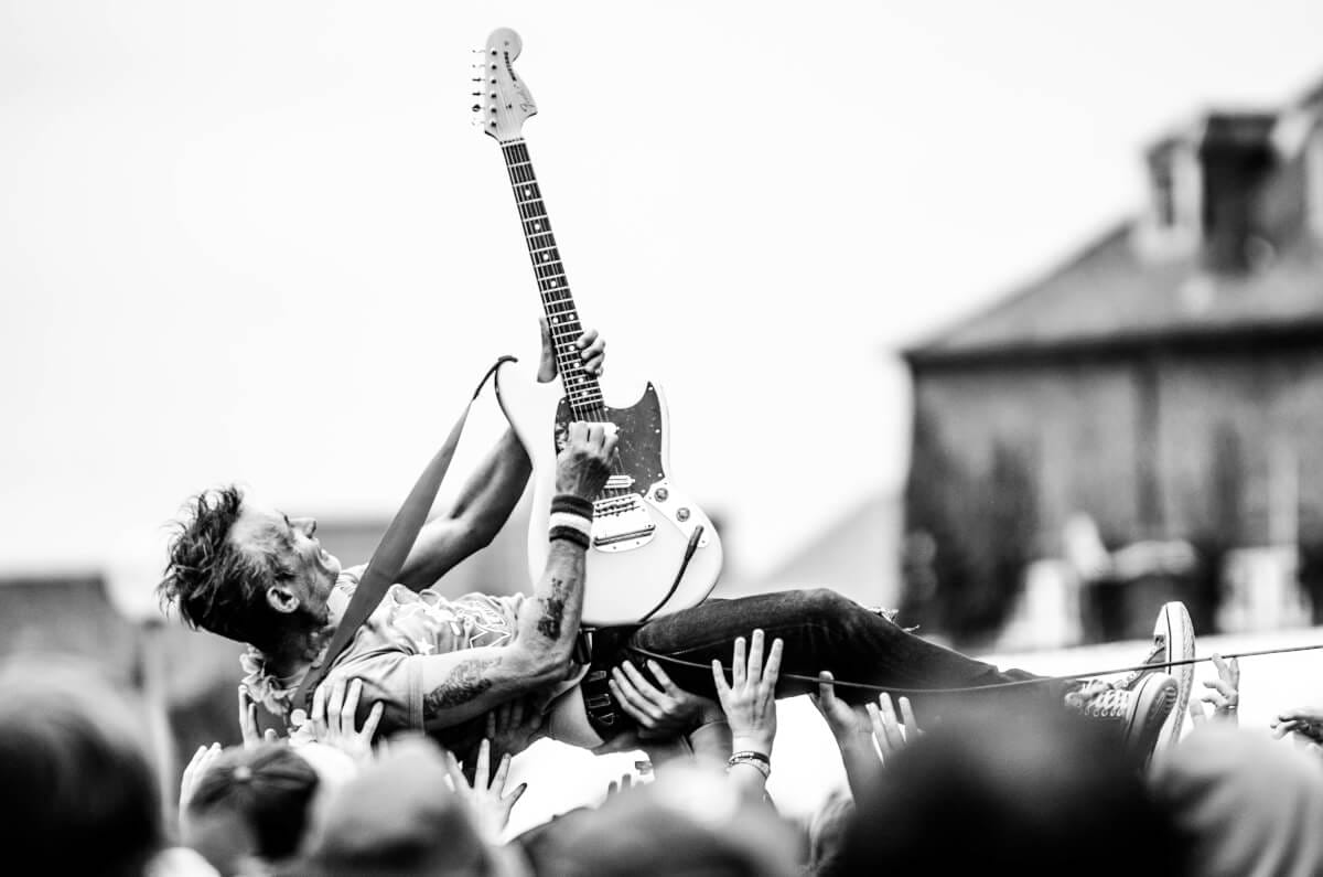 How Outsource Content Writing Can Make You a Rock Star