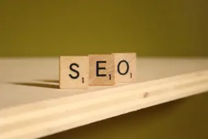 A wooden block that says SEO on it